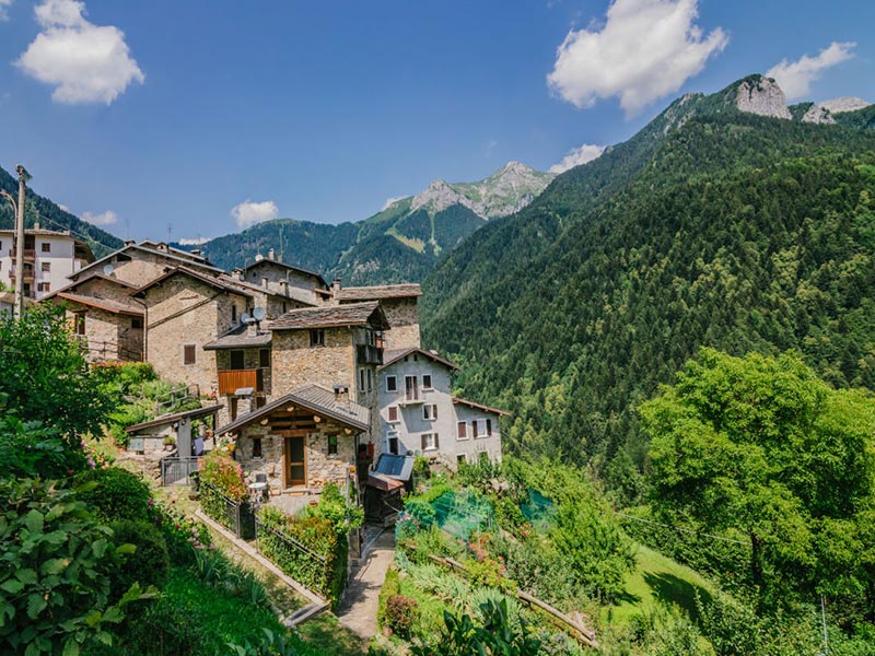 Il borgo di Sparavera al termine del Percorso di Mezzoldo